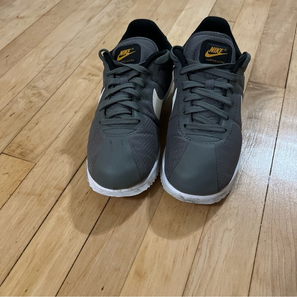 Nike Dark Gray Sneakers with White and Gold Accents - Picture 3 of 6